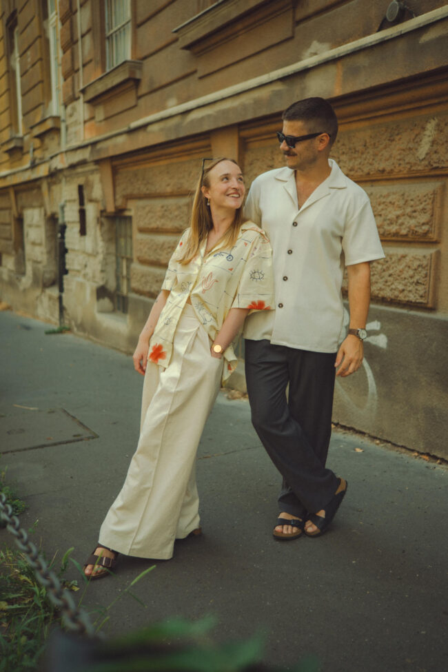 Laza, nevetős jegyesfotózás Budapest utcáin, egy természetes, elkapott pillanat.