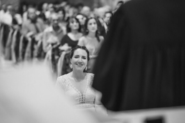 Könnyes, meghitt pillanat a vendégek soraiban a templomi esküvő alatt, elkapott dokumentarista fotó.